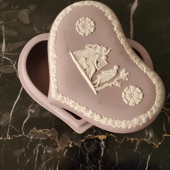 Classic Wedgewood Rare Lilac Color Jasperware Heart Shaped Trinket Box/Lid - Picture 5 of 15